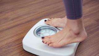女性身高152—176cm标准体重对照表，若你达标，不用减肥