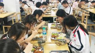 宜春三中为高考住宿生提供免费中晚餐