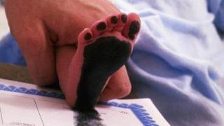 新生儿出生后为何要留脚印？医生不告诉你，但是家长必须要知道！