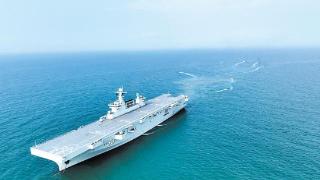 海军安徽舰携手友邻部队开展海上输送训练