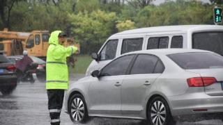 肥东警方守护群众风雨探亲路