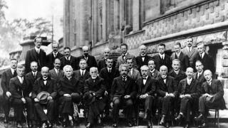 能够撼动整个人类科技的一次科学会议，爱因斯坦参会，玻尔也参会