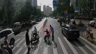 斑马线前，轮椅老人陷入车流，武汉公交驾驶员一路小跑上前相助