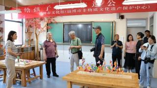 中国华侨摄影家一行人到淄博高新区第八小学参观指导