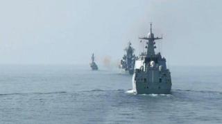 俄中海军人员在“北部∙联合-2023”联合海军演习期间摧毁浮
