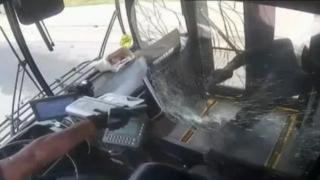 美国一公交车司机行驶中与乘客争吵 两人拔枪互射双双中弹