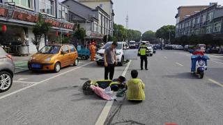 轿车违停路边突然打开车门，电动车遭遇“开门杀”