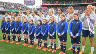 美国女足世界杯首战惹争议！8名球员拒绝唱国歌，黑人队员背着手