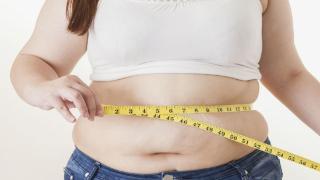 女人一到中年容易“发福”，牢记4点，减脂排毒，或许体重往下掉