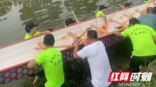 屈原管理区三洲村举行传统民俗新龙舟下水活动