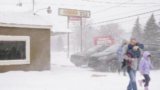 席卷全美的冬季风暴已致至少30人遇难