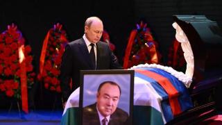 普京出席俄巴什科尔托斯坦共和国首任行政长官的遗体告别仪式