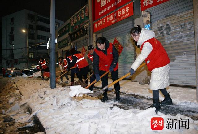 海州区各街道、社区连续奋战48小时扫雪铲冰