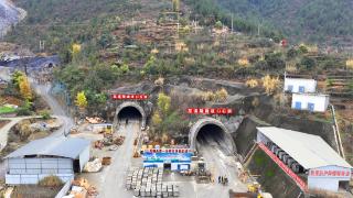视频 | 穿“水帘洞”“煤气罐” 巫镇高速最长隧道贯通