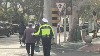 老人外出迷路，东阿交警暖心帮他回家