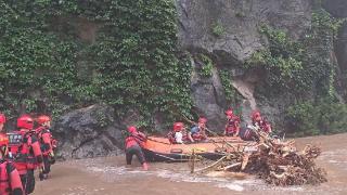 强降雨致汉江水位上涨 4人被困消防紧急救援