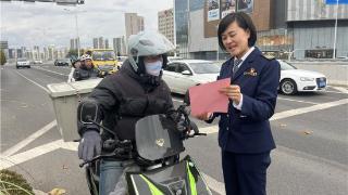 共筑城市新风尚 青岛温馨校车向阳花志愿者服务队助力文明交通