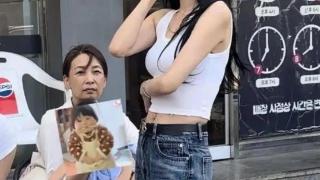 31岁辣妈孙怡街头偶遇，牛仔吊带轻松秀出极致身材！少女感十足