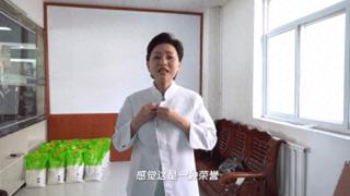 56岁杨澜近照曝出！化身学校食堂打饭阿姨，颜值和普通大妈无异