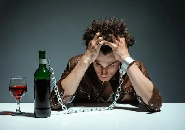 酒瘾自测：喝酒有4种情况，别着急否认，你或许已是“酗酒者”