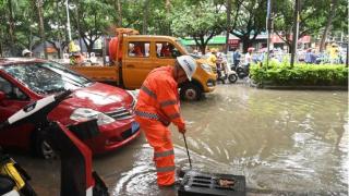 广西出现一次大范围降雨过程工作人员开展排水作业