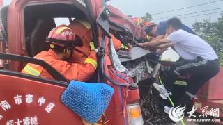 德州禹城：两货车相撞致一人被困 消防火速救援解危情
