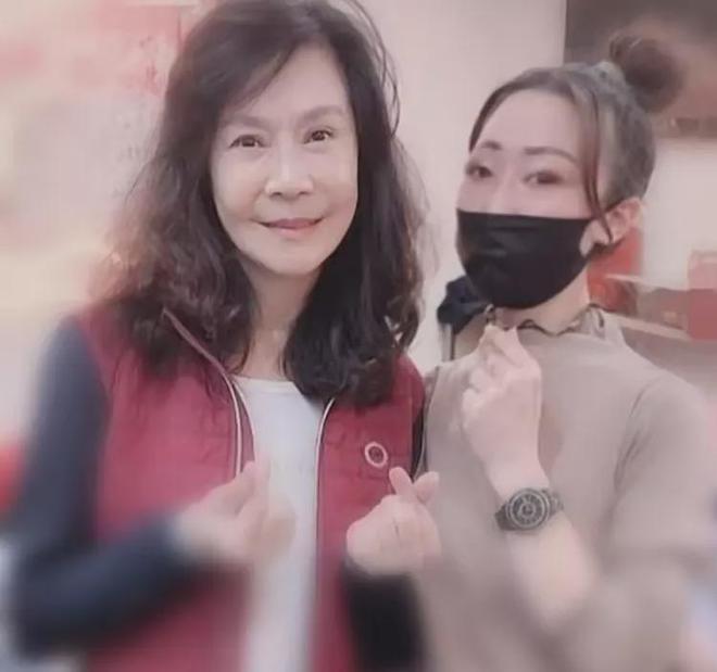58岁俞小凡素颜出现没有化妆，翁家明女儿长得像爸爸