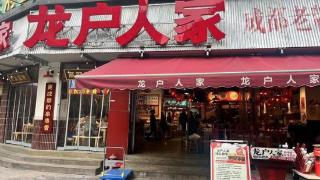 网红串串店消防栓被餐桌遮挡，店家：已收到整改通知书