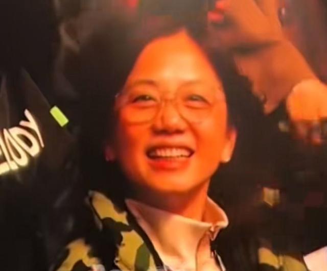 邓紫棋妈妈演唱会亮相，摘下口罩惊艳全场，网友：太年轻了！