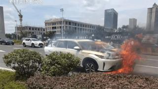 一荣威D5X DMH试驾车自燃：起火时试驾客户还在车上