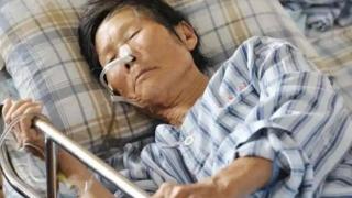 “农村博士”月薪2万，母亲瘫痪、大腿生蛆等死，被亲戚咒骂，不让她回家