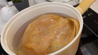 凉拌海蜇皮是一道经典的年节冷盘，酸爽可口，口感脆嫩，一吃上瘾