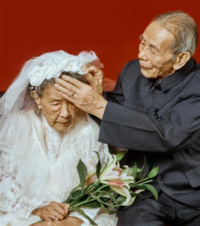 DR钻戒温州公益行，百岁老人圆梦婚纱照