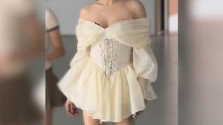 张雨绮纱裙与束腰短裙的完美结合，阳光下绽放出独特的时尚魅力！