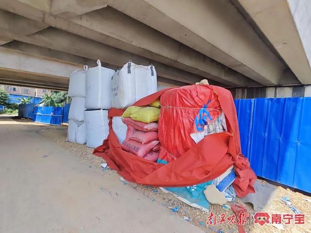 南宁锦富路立交桥底堆放大量废旧塑料加工