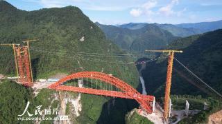 湖北鹤峰：宜来高速溇水河特大桥钢梁合龙