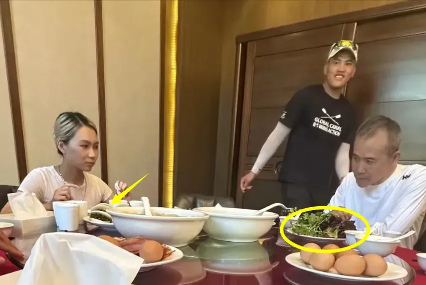 72岁王石与女网红健身吃饭，对方称其“爷爷”，双腿成最大亮点
