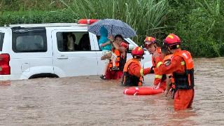 四川多地遭遇大暴雨，四川消防紧急救援！