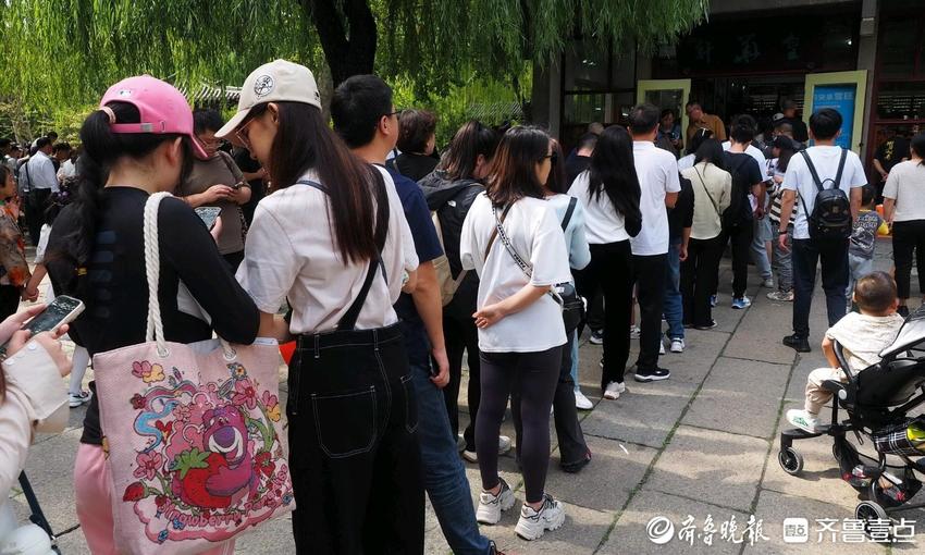 济南趵突泉文创冰棍成爆火网红，数百游客排长队购买