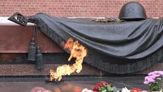 俄罗斯共产党向亚历山大花园无名烈士墓敬献鲜花