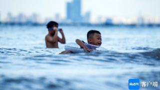 端午节海口市民游客“洗龙水”祈福平安健康