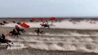 这画面太燃了！新疆牧民高举五星红旗策马奔腾