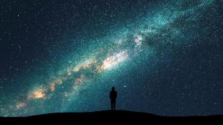 天鹅座出现一条神秘的直线，距离地球约2400光年