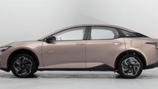 一汽丰田首款纯电动轿车，颜值设计亮眼，内饰科技感十足