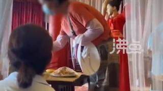 女子参观滕王阁不顾劝阻闯进禁入区触摸雕像、拿取道具，景区：只能劝告，已发生过多次也报过警