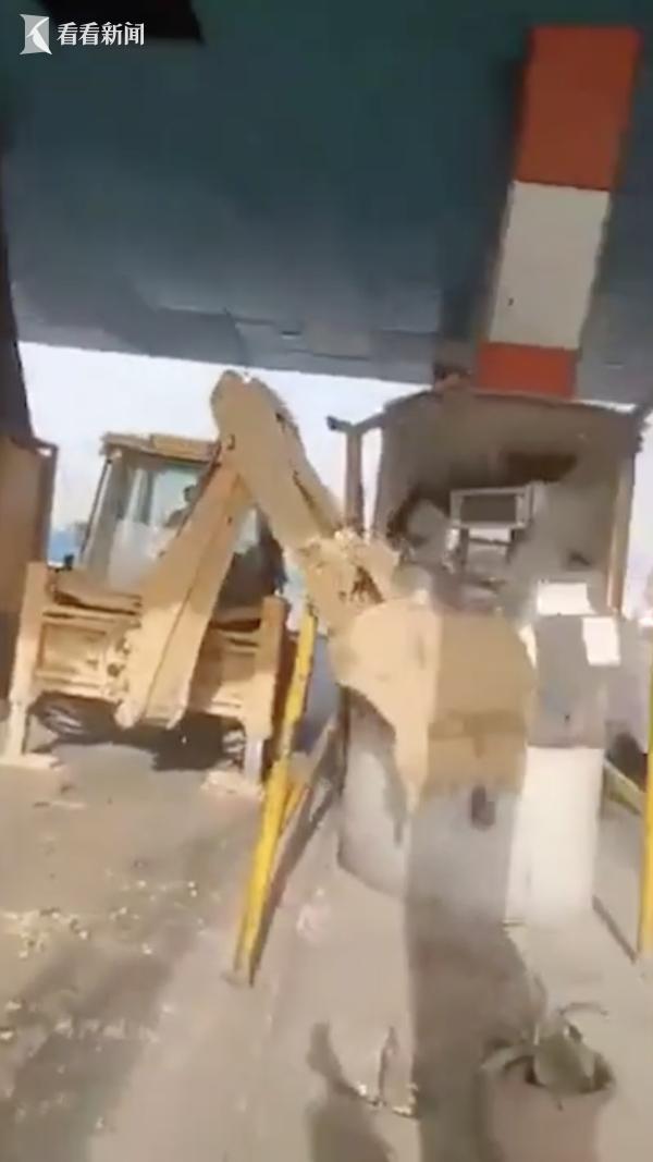 拒付通行费！印度挖掘机司机操作铲斗怒砸收费亭