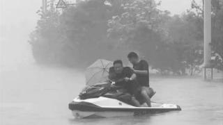 暴雨中，张国宽的摩托艇变身“生命之舟”