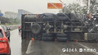 情报站|突发！临沂费县327国道一大货车侧翻，所幸无人受伤
