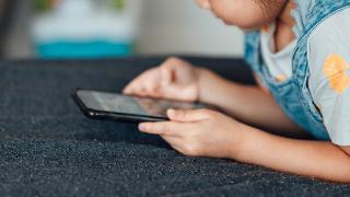 日本一项调查：“手机育儿”对孩子成长影响有限