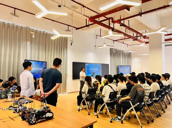 聚焦人工智能 重庆财经学院举办2024科技文化节